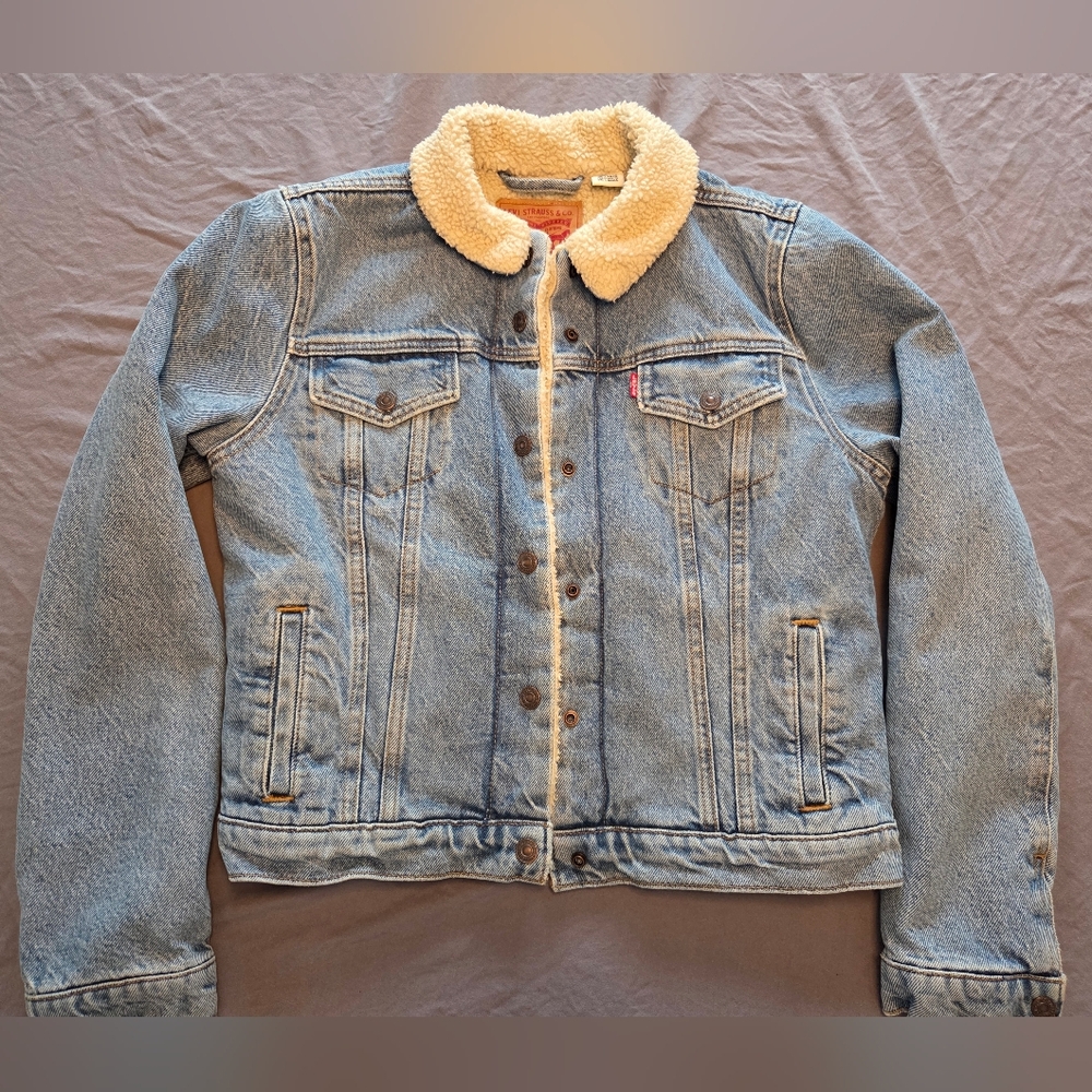 Levi’s Sherpa Lined Denim Ex-Boyfriend Trucker Jacket~ Light Wash~Size Medium